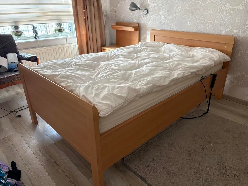 Bed elektr. onderstel van Bossflex met matras 127x207x68cm, Ophalen, Gebruikt, Wit, Twijfelaar