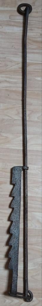 antieke smeedijzeren zaaghaal voor in de haard 127-155cm, Antiek en Kunst, Antiek | Gereedschap en Instrumenten, Ophalen of Verzenden