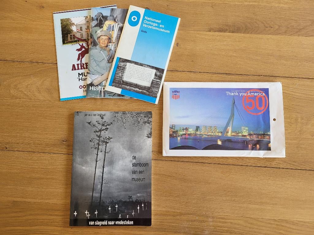 Lot oude museumgidsen / boeken, Ophalen of Verzenden, Landmacht, Nederland, Boek of Tijdschrift