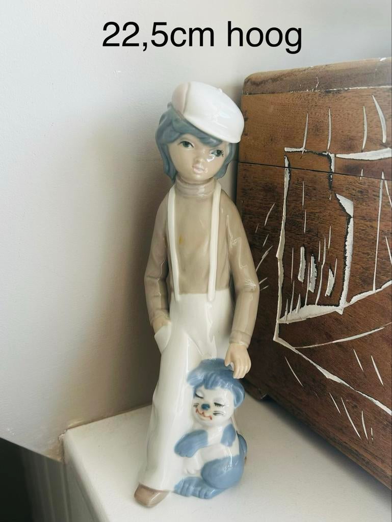 Casades beeldje jongen met poes, Verzamelen, Beelden en Beeldjes, Ophalen of Verzenden, Zo goed als nieuw, Mens