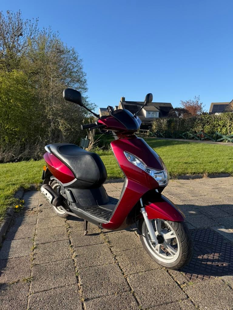 Peugeot kisbee scooter geel kenteken, Fietsen en Brommers, Scooters | Peugeot, Zo goed als nieuw, Overige modellen, Benzine, Ophalen