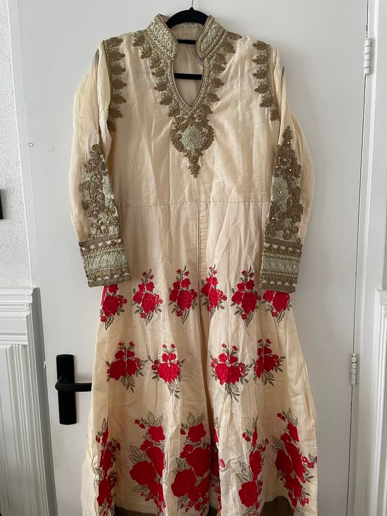 Elegante Indiase jurk met churidaar en lehenga, Beige, Zo goed als nieuw, Onder de knie, Ophalen