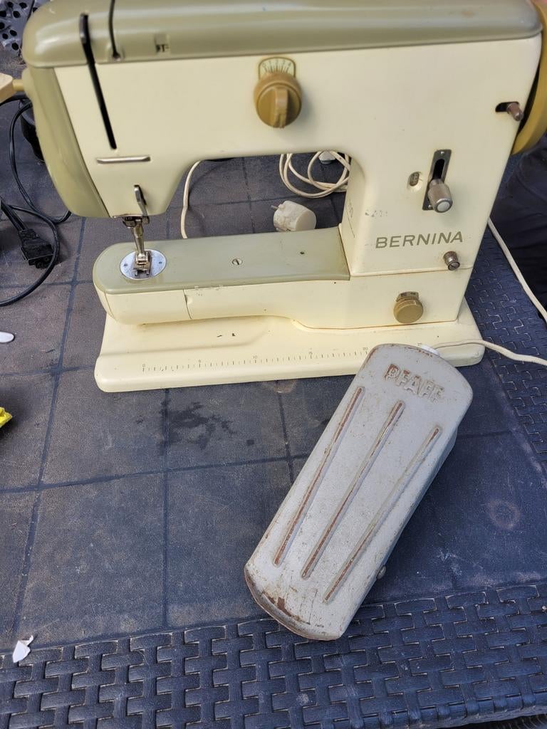 Bernina 700 Naaimachine met Pfaff voetpedaal, Hobby en Vrije tijd, Naaimachines en Toebehoren, Ophalen of Verzenden, Gebruikt