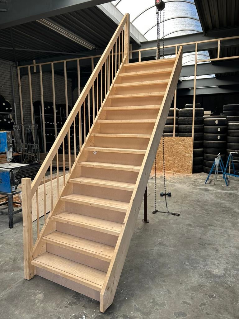 Hand gemaakte goedkope rechte trap, Doe-het-zelf en Verbouw, Ladders en Trappen, Ophalen, Gebruikt, Trap, Minder dan 2 meter