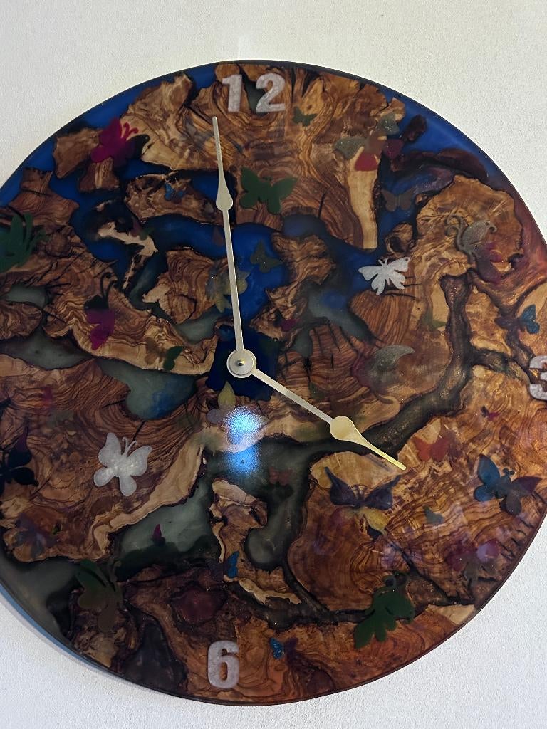 klokken epoxy doorsnede 60 cm met vlinders olijfhout Unie , Ophalen, Nieuw, Wandklok