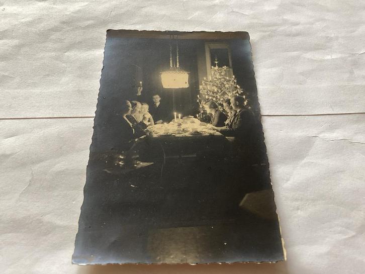 Zeldzame Kerstfoto 1930 - Familie aan de feesttafel, Verzamelen, Ansichtkaarten | Themakaarten, Ongelopen, 1920 tot 1940, Feest(dag)