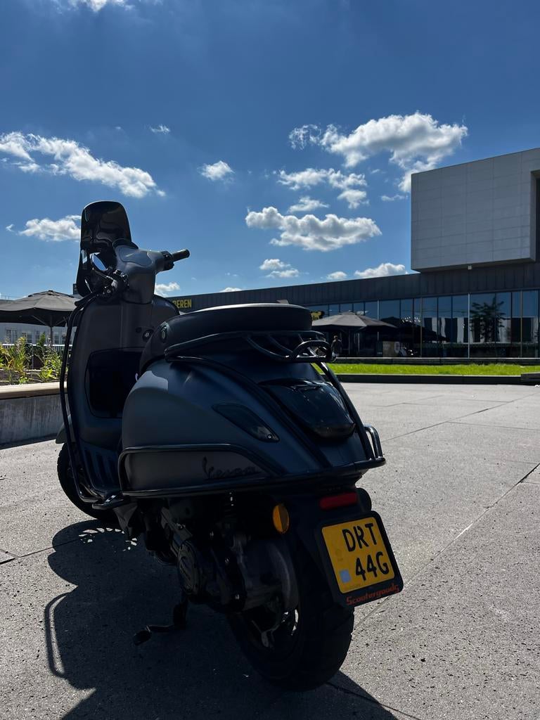 Vespa Sprint full option Mat grijs - Zo goed als nieuw, Fietsen en Brommers, Scooters | Vespa, Ophalen, Maximaal 45 km/u, Vespa S