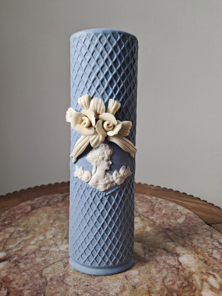 Wedgwood antiek porseleinen vaas met bloemstuk en portret, Ophalen of Verzenden