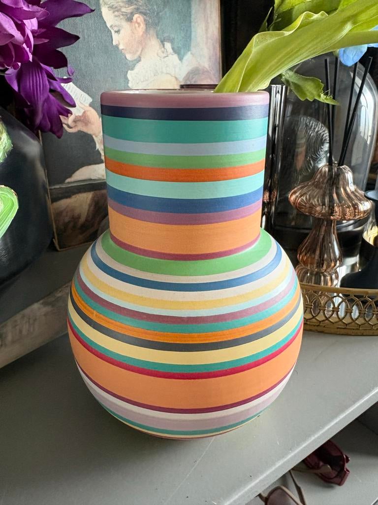 Kleurrijke gestreepte keramieken vaas, Huis en Inrichting, Woonaccessoires | Vazen, Overige kleuren, Aardewerk of Porselein, Ophalen of Verzenden