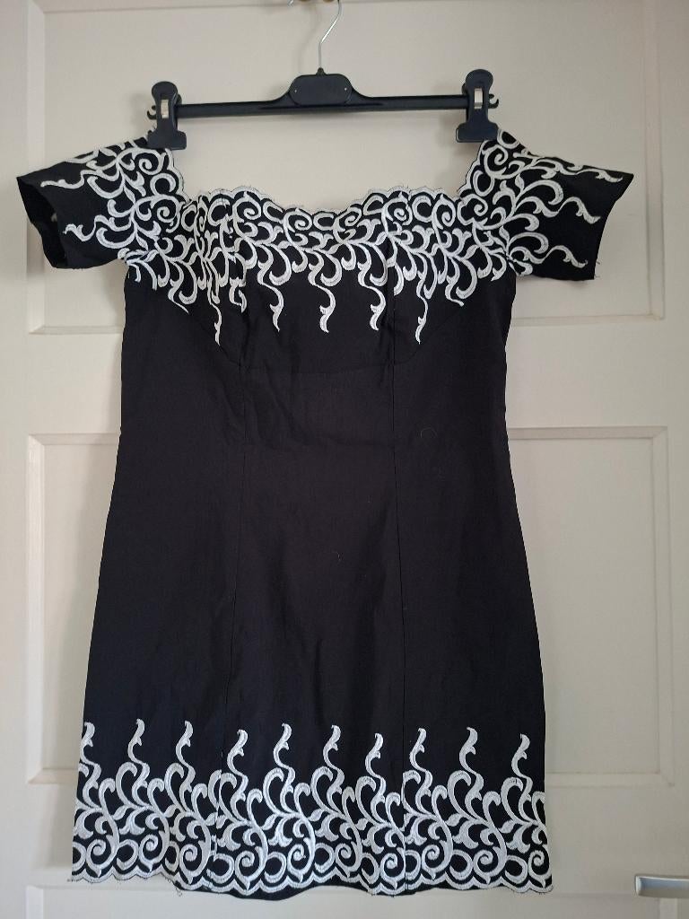 Jurkje zwart wit borduurwerk off-shoulder maat XS/S, Anneonline, Steenbergen, Shop@wesell4u.nl, Zwart