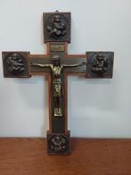 Antiek houten kruis met koperen corpus en engelen, jaren '30, Antiek en Kunst, Ophalen of Verzenden