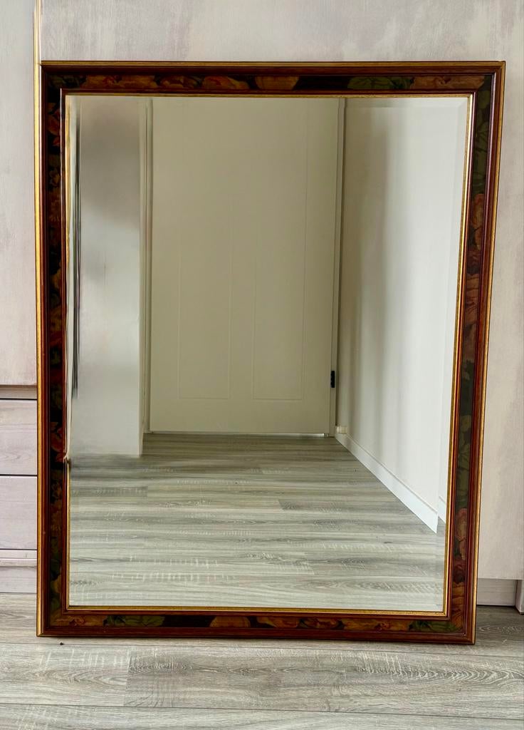 Grote spiegel met sierlijke houten lijst, Huis en Inrichting, Woonaccessoires | Spiegels, Ophalen, 100 tot 150 cm, Zo goed als nieuw