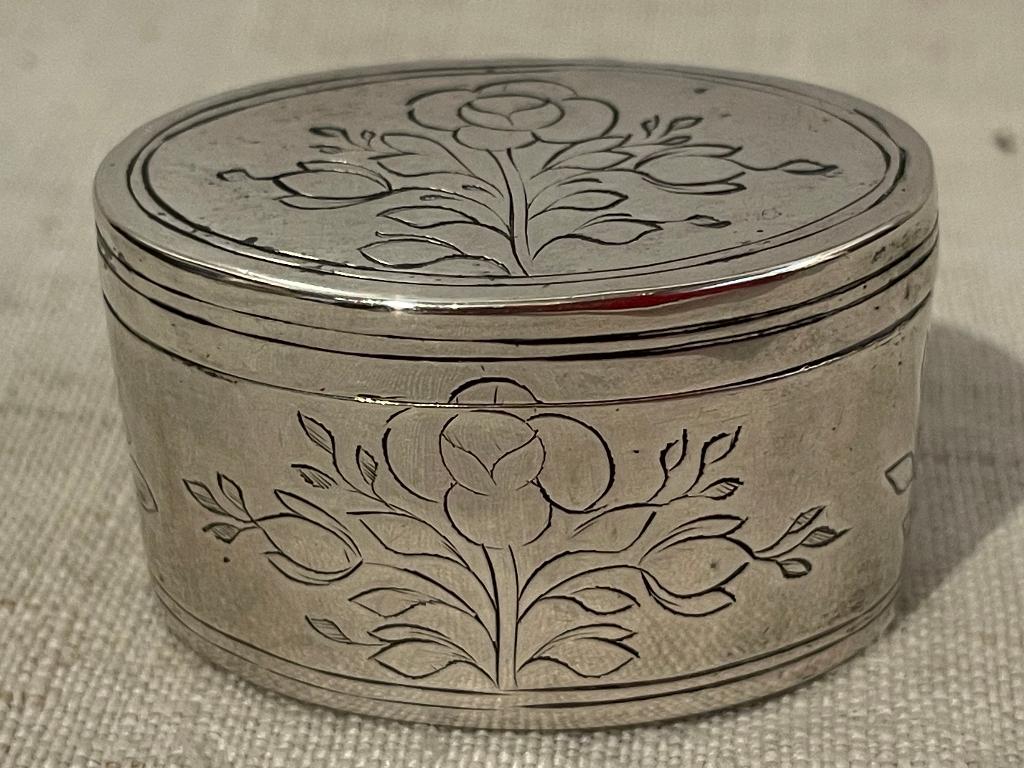 lodereindoosje 18de eeuw bloemen ovaal, Antiek en Kunst, Antiek | Goud en Zilver, Ophalen of Verzenden