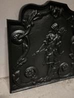 Antieke gietijzeren haardplaat met krijger en pijl en boog, Ophalen of Verzenden, Gebruikt, Overige soorten