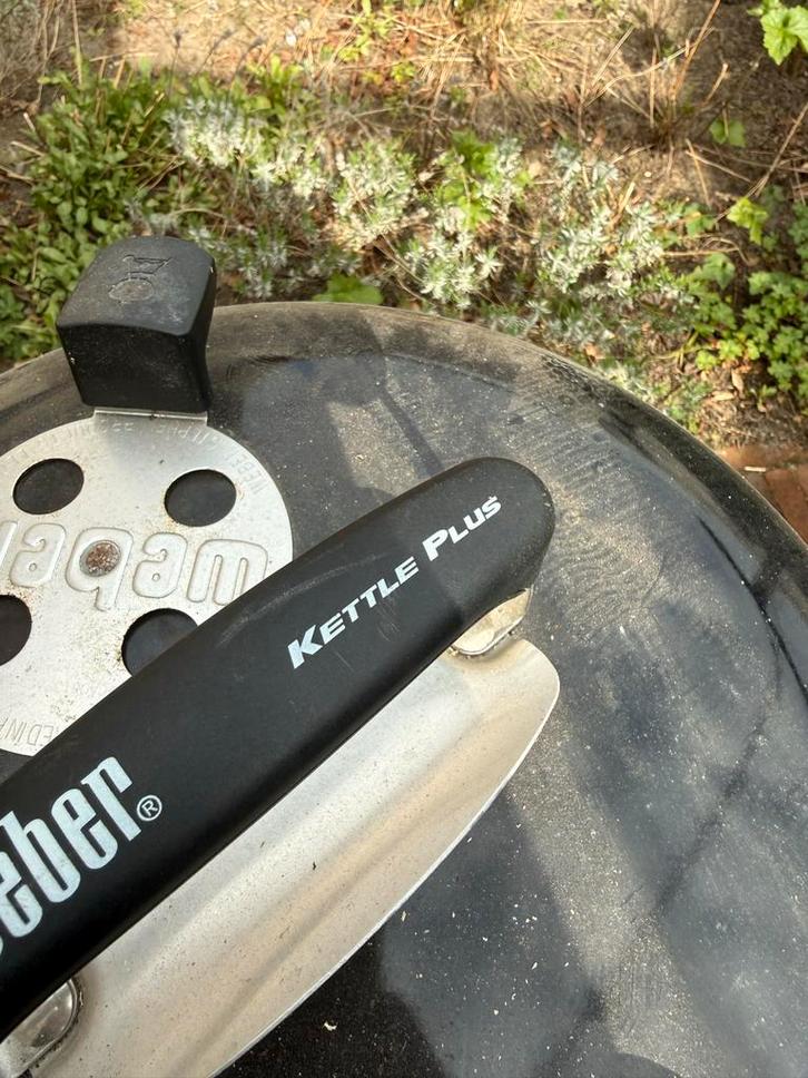 Weber Kettle Plus barbecue, Tuin en Terras, Houtskoolbarbecues, Gebruikt, Ophalen