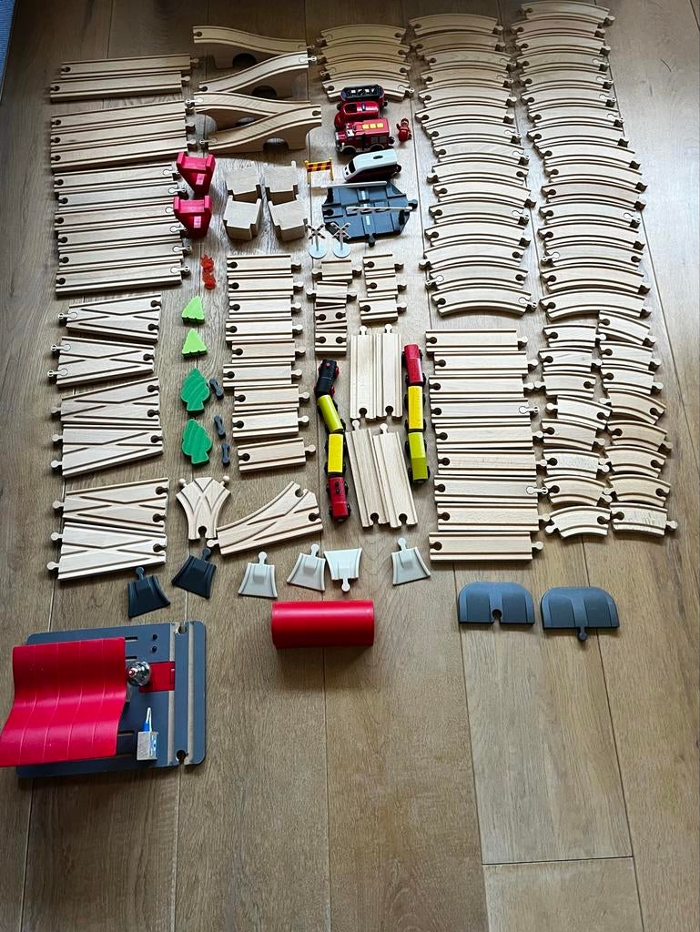 Grote set houten treinbaan met 2 elektrische locomotieven, Ophalen, Gebruikt