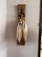 Decoratieve houten wandplank met 2 toeven van schapenwol, Ophalen of Verzenden, Zo goed als nieuw