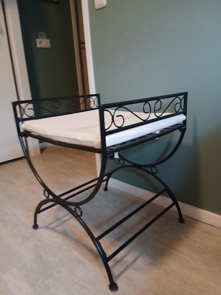 Zwart smeedijzer krukje, Ophalen