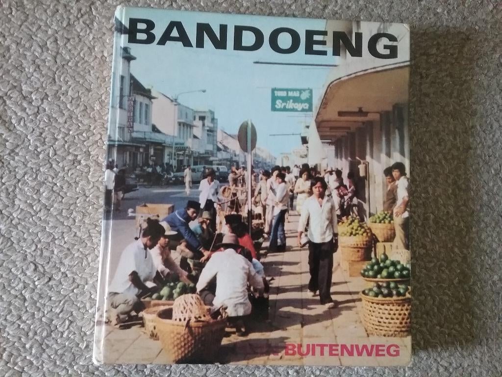 Bandoeng / Hein Buitenweg (1976 Nederlands-Indië Indonesië), Boeken, Ophalen of Verzenden, 20e eeuw of later, Gelezen