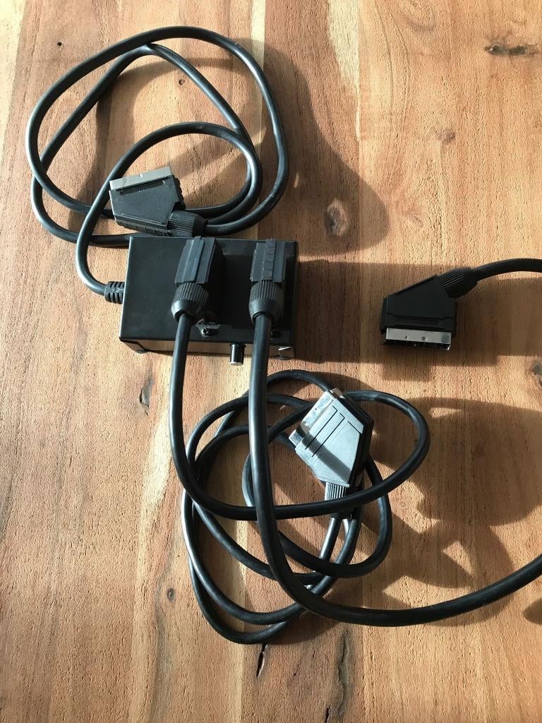 goede scart splitter met schakelaar en 2 scort kabels, Audio, Tv en Foto, Audiokabels en Televisiekabels, Ophalen of Verzenden