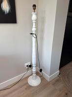 Witte houten staande lamp - Klassiek design, Huis en Inrichting, Lampen | Vloerlampen, Ophalen of Verzenden, Gebruikt, Hout, 100 tot 150 cm