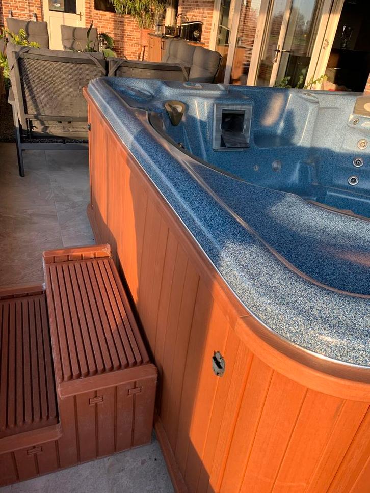Ruime 8-persoons Jacuzzi - Ideaal voor ontspanning, Tuin en Terras, Bubbelbaden en Hottubs, Gebruikt, Vast, Afdekzeil, Ophalen