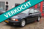 BMW 5-serie Touring 528i Executive AUTOMAAT , NAVI , APK, Achterwielaandrijving, Gebruikt, 2000 kg, Blauw