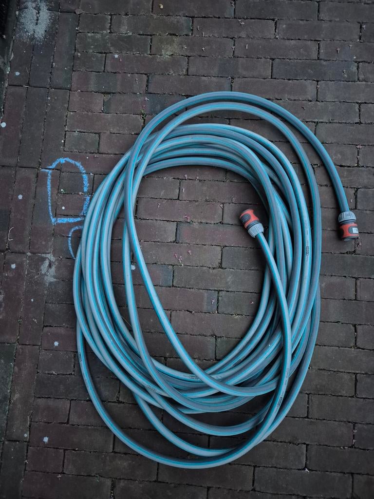 Gardena tuinslang 15m met muurhouder, Tuin en Terras, Tuinslangen, Ophalen of Verzenden, Gebruikt, Tuinslang