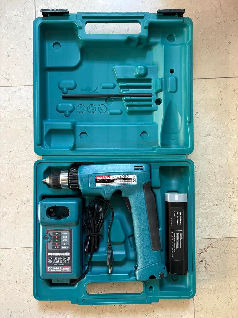 Makita schroefmachine 6095D in nieuwstaat met accu, Ophalen, Zo goed als nieuw, Boor- en Schroefmachine