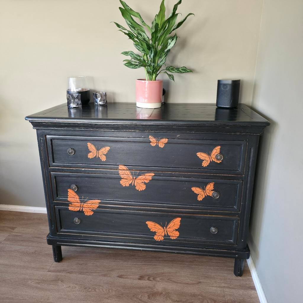 Vintage zwarte ladekast met oranje vlinders, Huis en Inrichting, Kasten | Ladekasten, Ophalen, Gebruikt, 100 tot 150 cm, 100 tot 150 cm