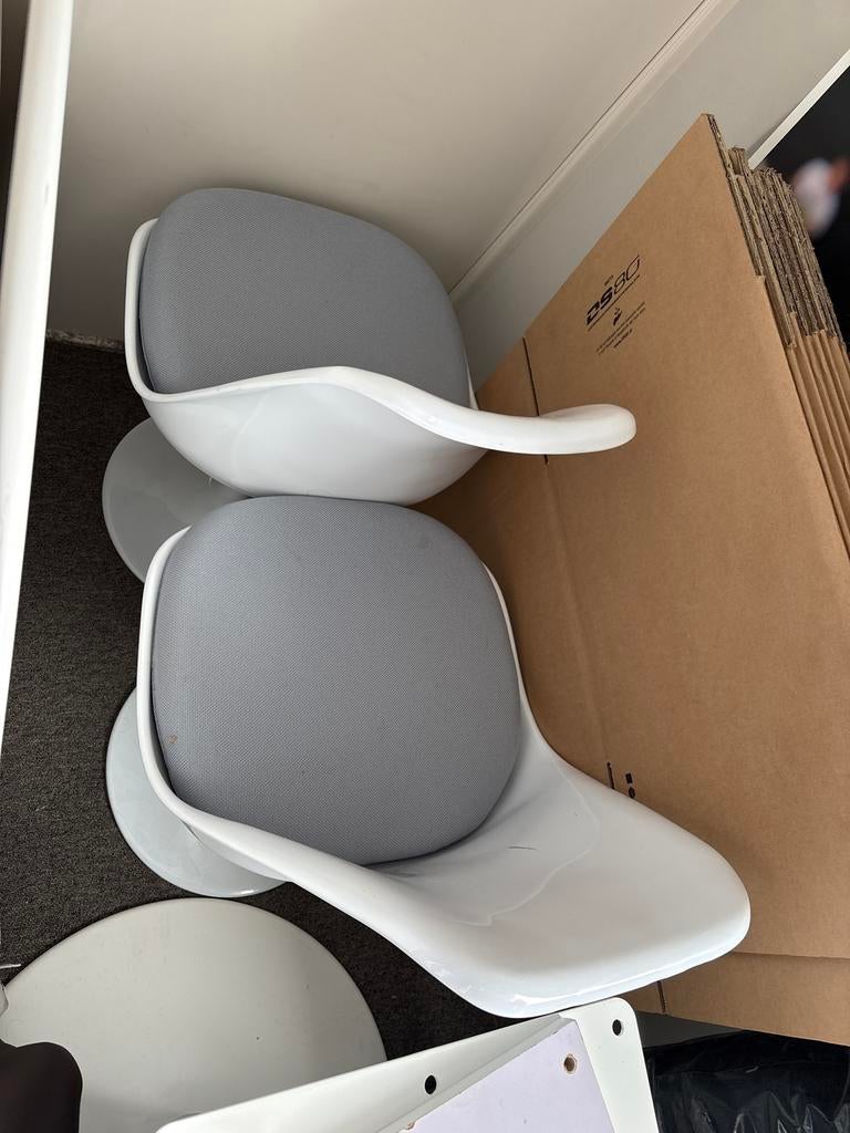 2 witte draaistoelen met grijze kussens, Huis en Inrichting, Stoelen, Ophalen, Gebruikt, Twee, Wit