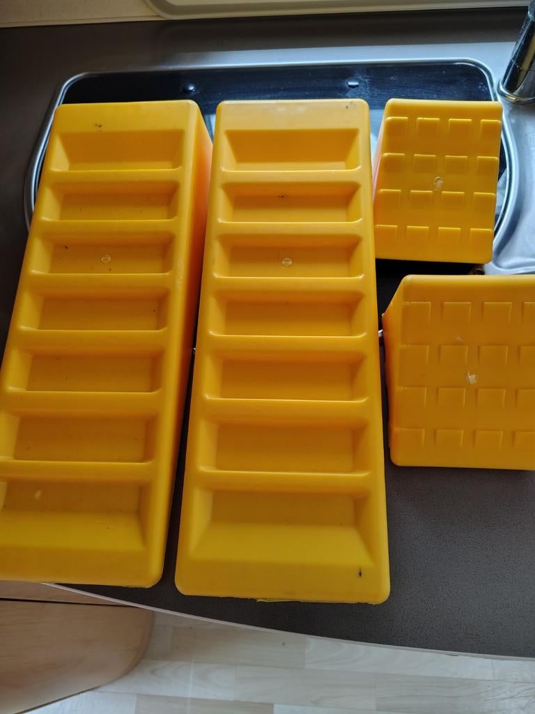 Gele wielblokken voor caravan of camper, Ophalen