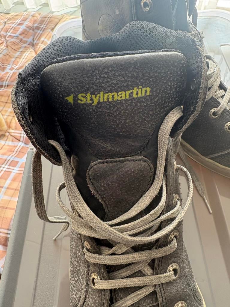 Stijlvolle grijze Stylmartin Harley sneakers mt 45, Motoren, Kleding | Motorkleding, Ophalen, Tweedehands, Heren, Laarzen