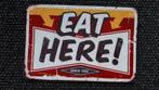Wandbord Eat here! ZGAN, Huis en Inrichting, Woonaccessoires | Tekstborden en Spreuken, Ophalen of Verzenden, Zo goed als nieuw