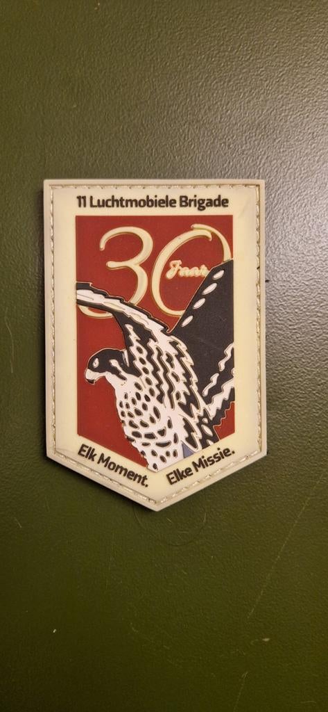 Luchtmobiele brigade 30jaar badge, Ophalen of Verzenden, Landmacht, Nederland, Embleem of Badge
