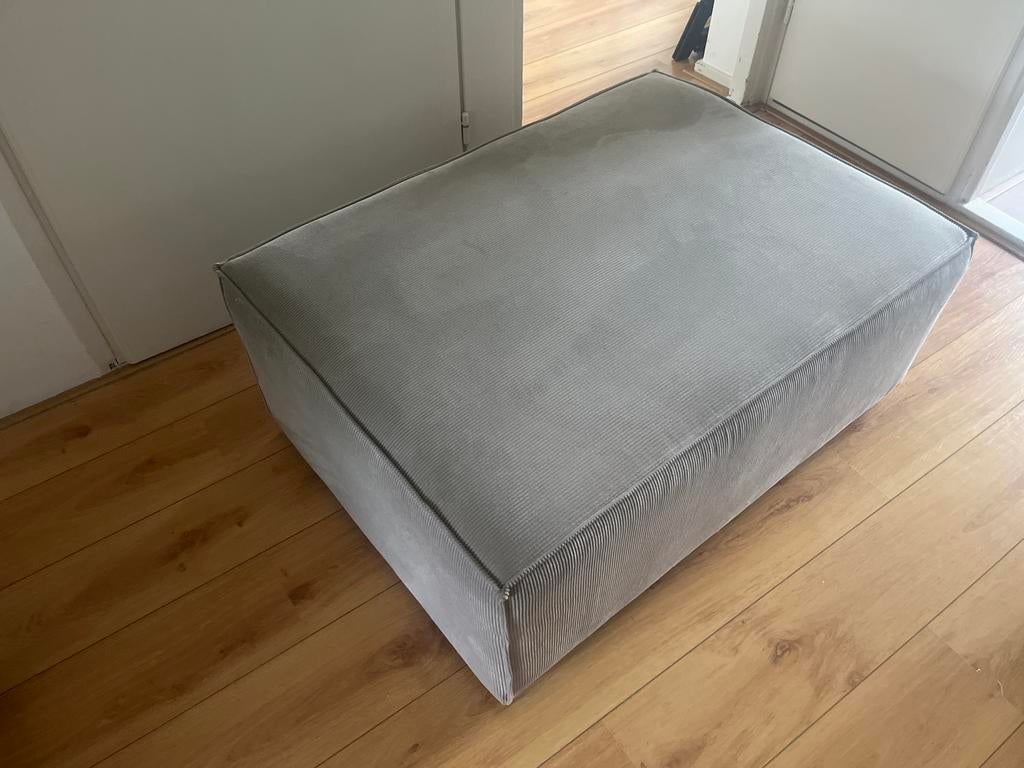 Grijze ribstof poef / voetenbank, Gebruikt, Stof, Rechthoekig, 50 tot 75 cm