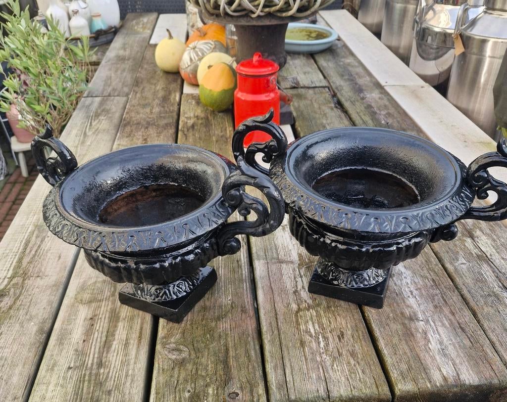 Prachtige antieke set gietijzeren tuinvazen., Tuin en Terras, Tuinvazen, Ophalen of Verzenden