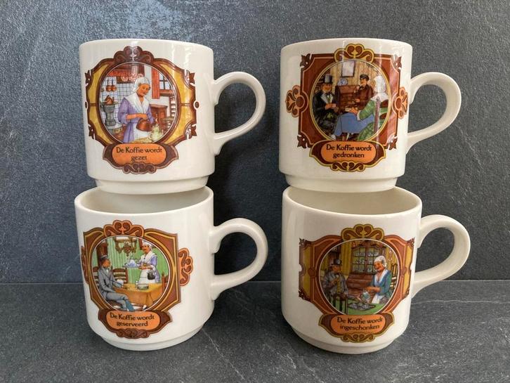 4 Douwe Egberts D.E mokken  “De koffie wordt…”, Huis en Inrichting, Keuken | Servies, Zo goed als nieuw, Overige stijlen, Porselein