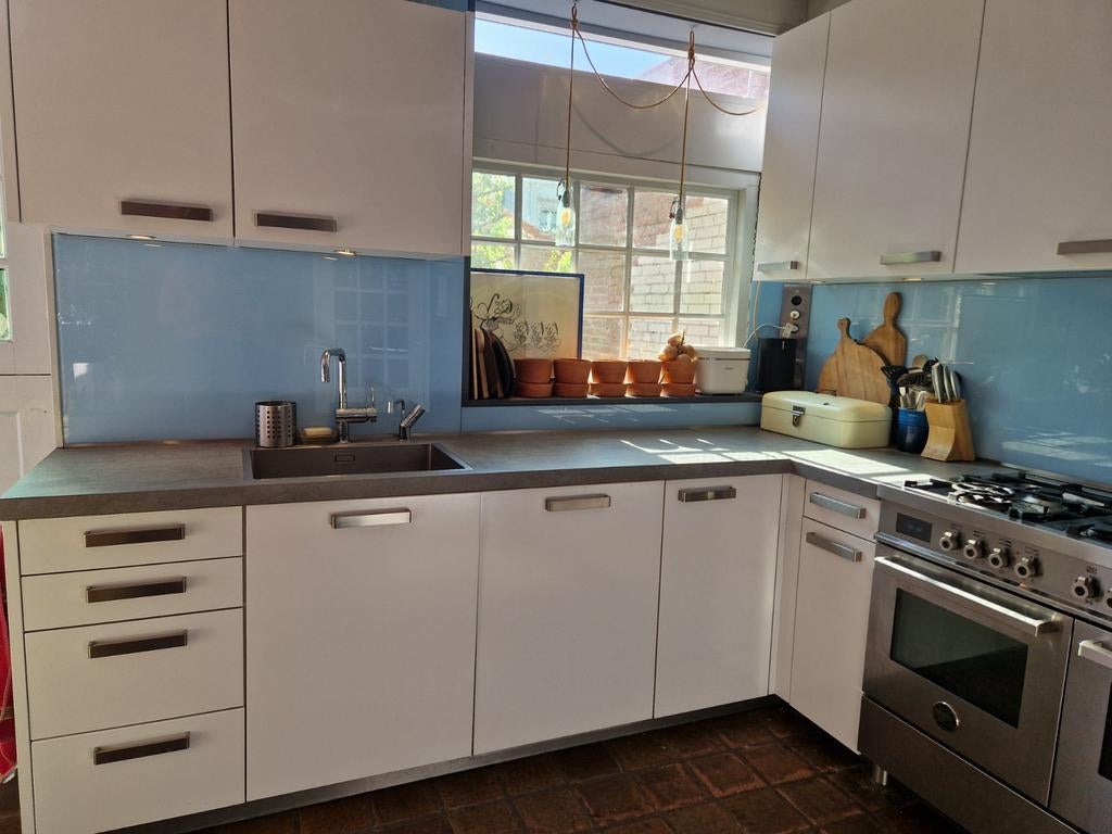 Moderne hoekkeuken merk ALNO inclusief koelkast, Huis en Inrichting, Keuken | Complete keukens, Ophalen, Gebruikt, Wit, Hoekkeuken