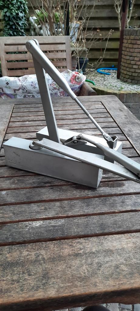 Deurdranger - Grijs, Doe-het-zelf en Verbouw, Hang- en Sluitwerk, Gebruikt, Overige typen, Overige materialen, Ophalen of Verzenden