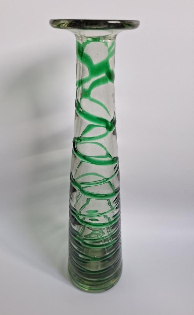 Mooie vaas van groen en blank glas van Hecho en Mexico, Ophalen of Verzenden