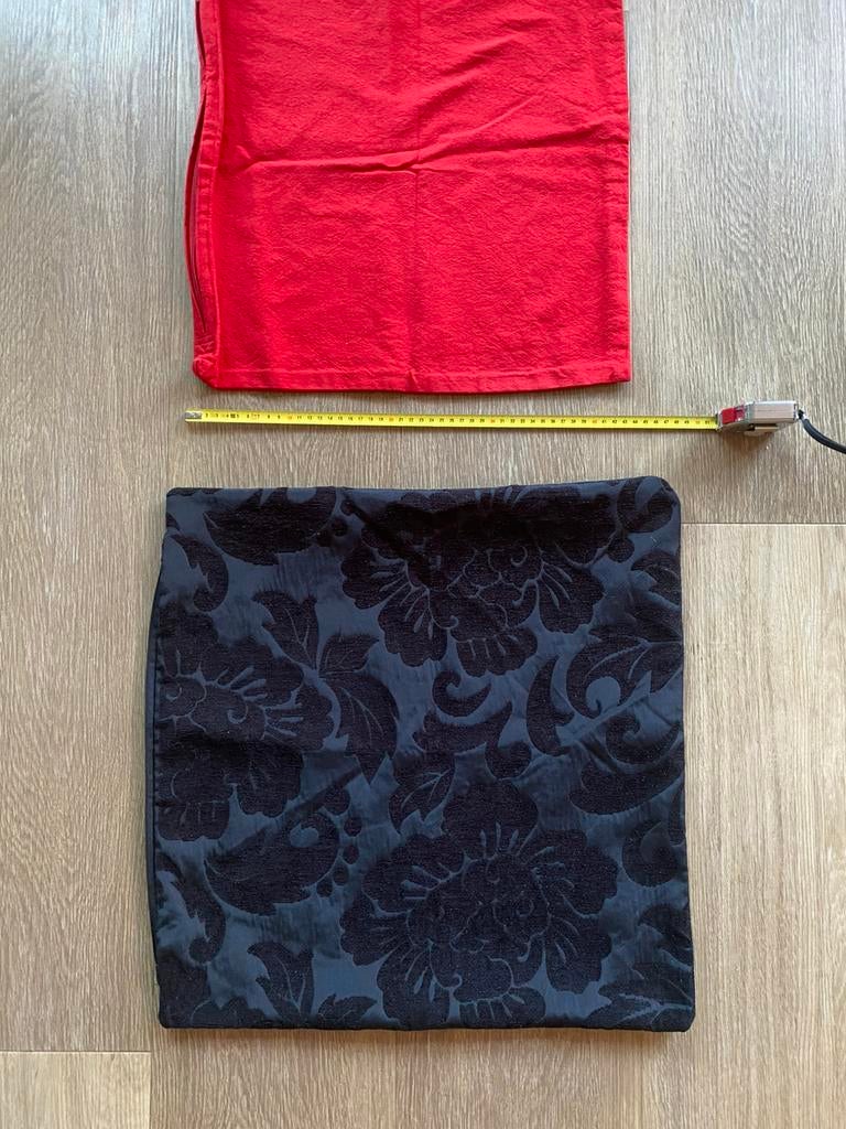 2x kussenslopen zwart en rood oa van Mood, Huis en Inrichting, Woonaccessoires | Kussens, Ophalen of Verzenden, Gebruikt, Zwart