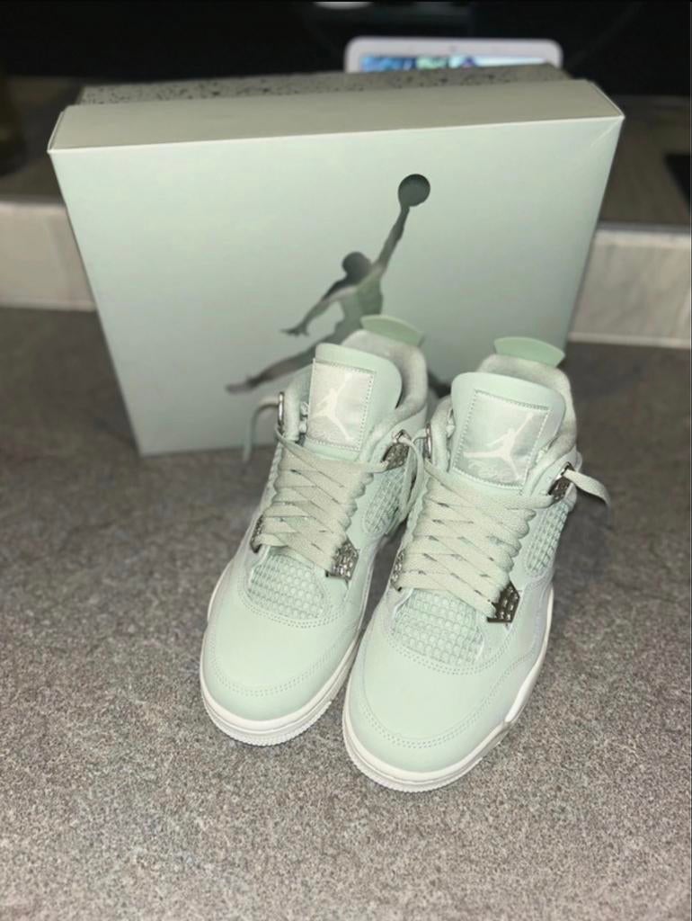 Air Jordan 4 Retro Seafoam Seal - Zo goed als nieuw!, Kleding | Dames, Schoenen, Overige kleuren, Ophalen of Verzenden, Sneakers of Gympen