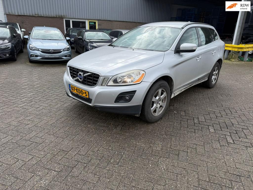 Volvo XC60 2.4D Momentum, Auto's, Volvo, Bedrijf, Zilver of Grijs, 750 kg, 176 pk