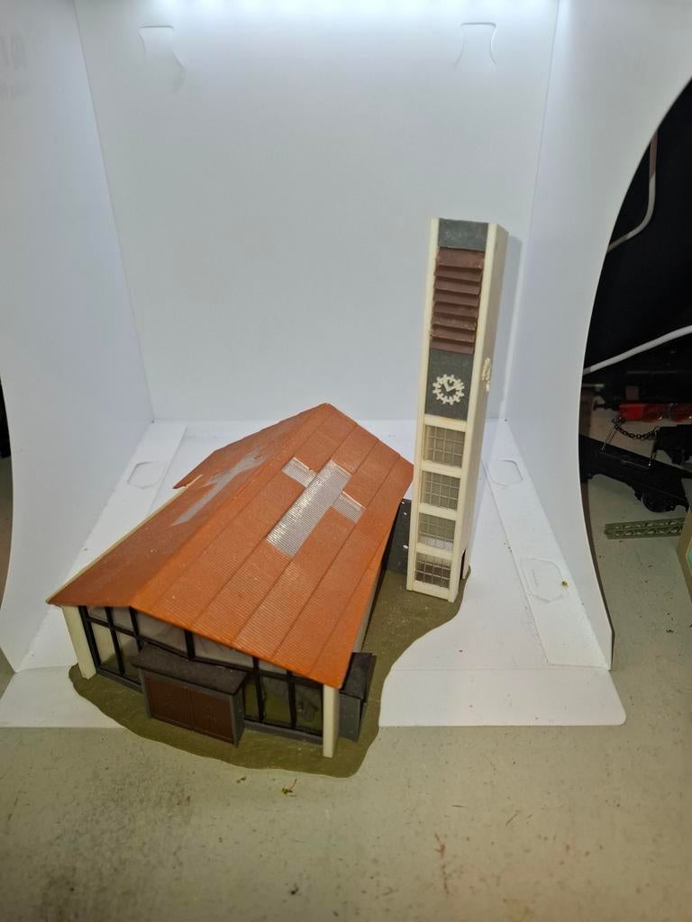 Kerk in ho mist dakje op toren, Hobby en Vrije tijd, Modeltreinen | H0, Gebruikt, Jouef, Gelijkstroom of Wisselstroom, Brug, Tunnel of Gebouw