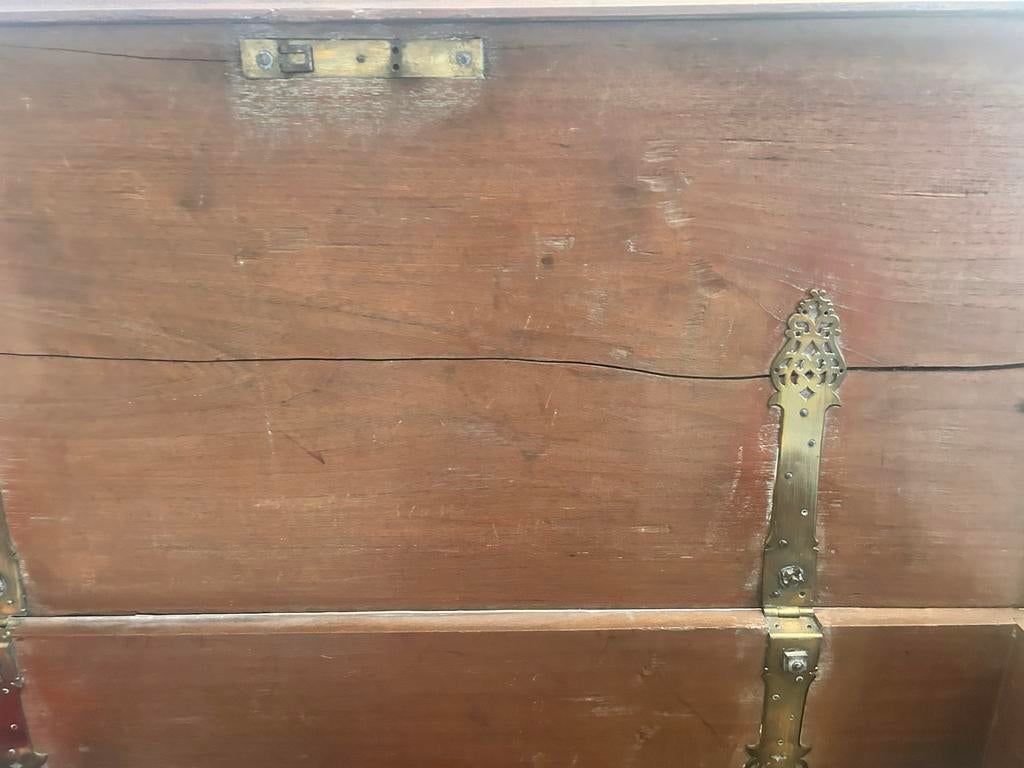 Antieke houten kist met metalen ornamenten - Rivierenbuurt, Ophalen