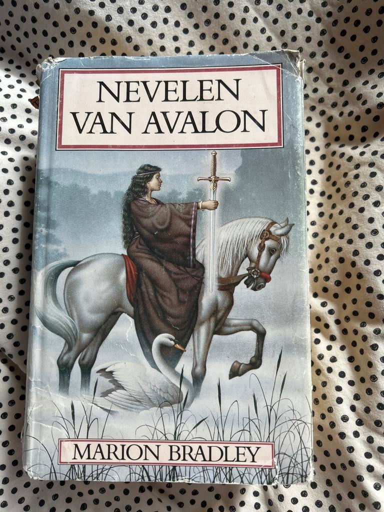 Nevelen van Avalon - Marion Zimmer Bradley, Boeken, Ophalen of Verzenden, Gelezen