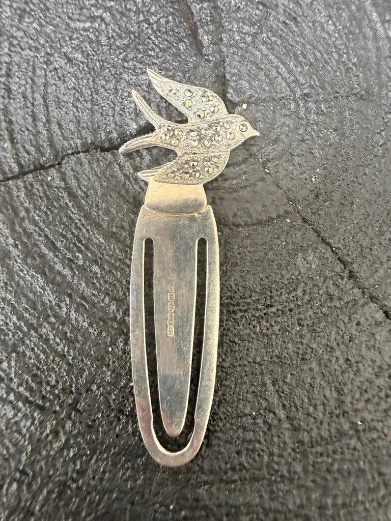 Engels zilveren boekenlegger zwaluw met markasieten, Antiek en Kunst, Antiek | Goud en Zilver, Verzenden, Zilver