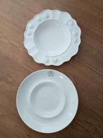 Riviera Maison 2 borden oudere series. 1 glad, 1 met roosjes, Huis en Inrichting, Keuken | Servies, Ophalen, Zo goed als nieuw