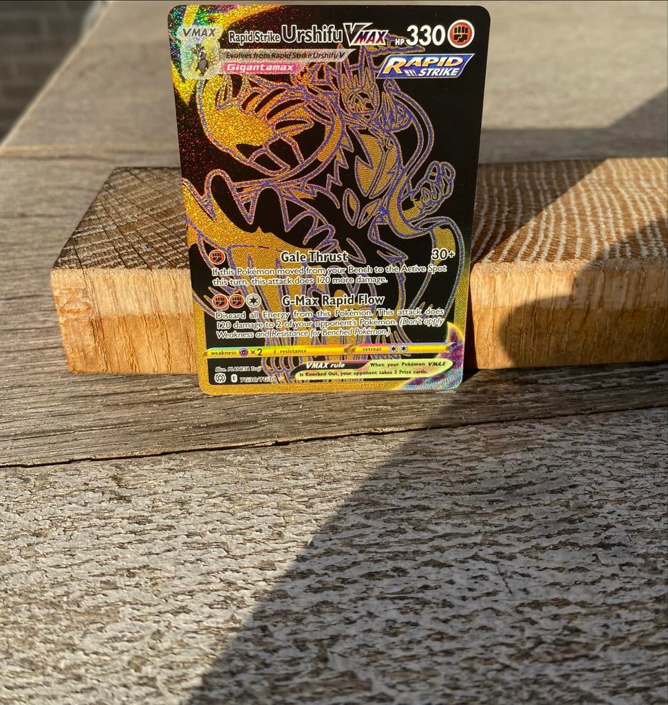 Rapid Strike Urshifu VMAX Gold Pokémon Kaart, Ophalen of Verzenden, Zo goed als nieuw, Losse kaart, Foil